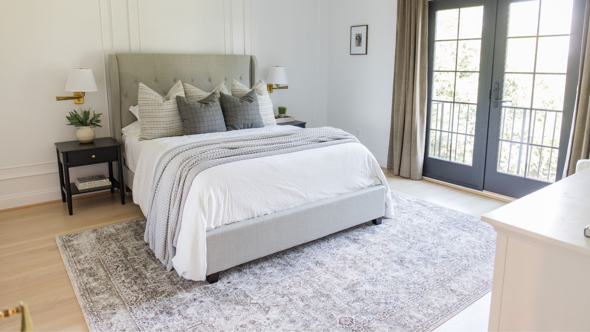 Can you put a 4x6 rug under a queen bed?